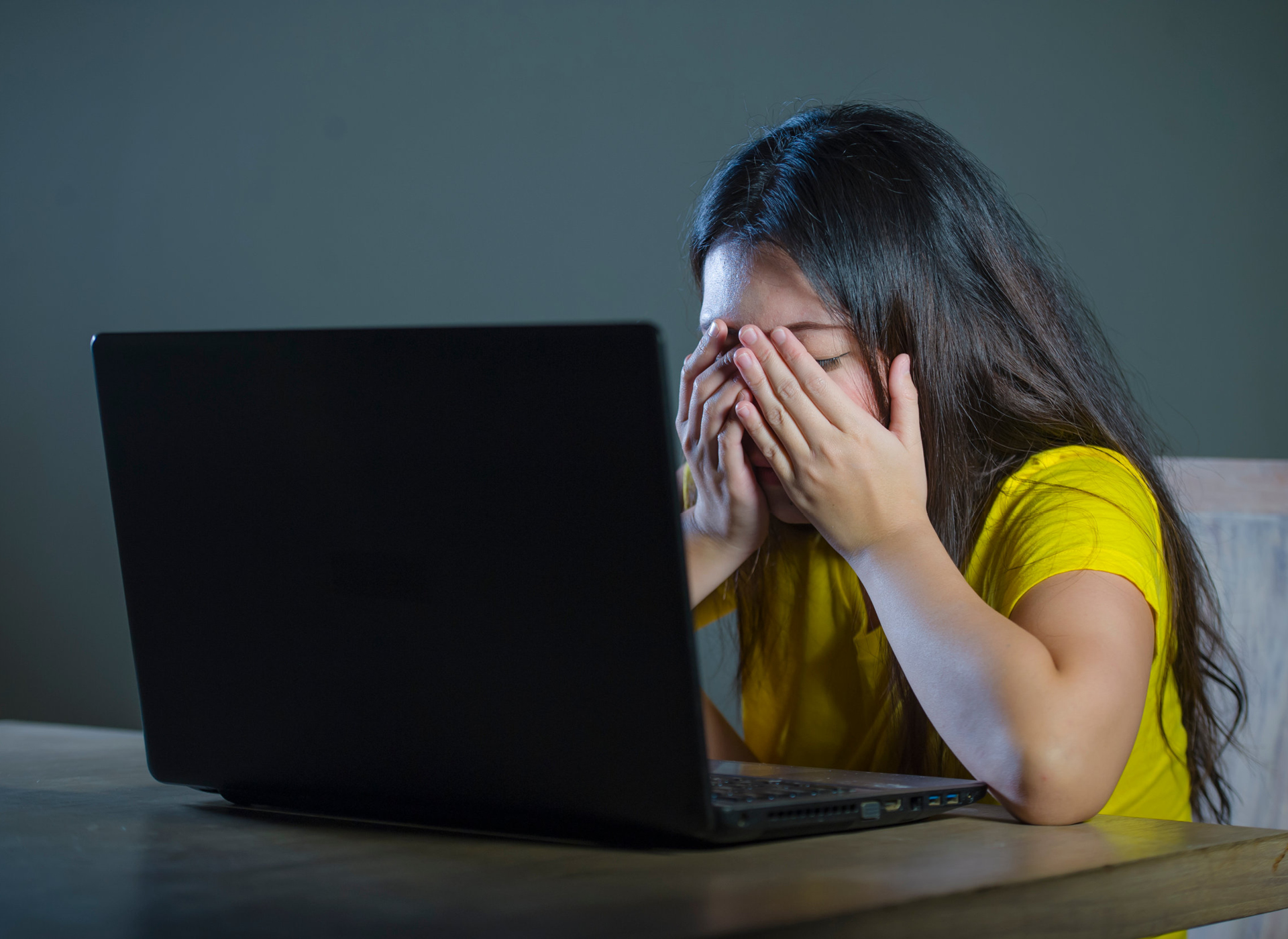 upset girl with laptop