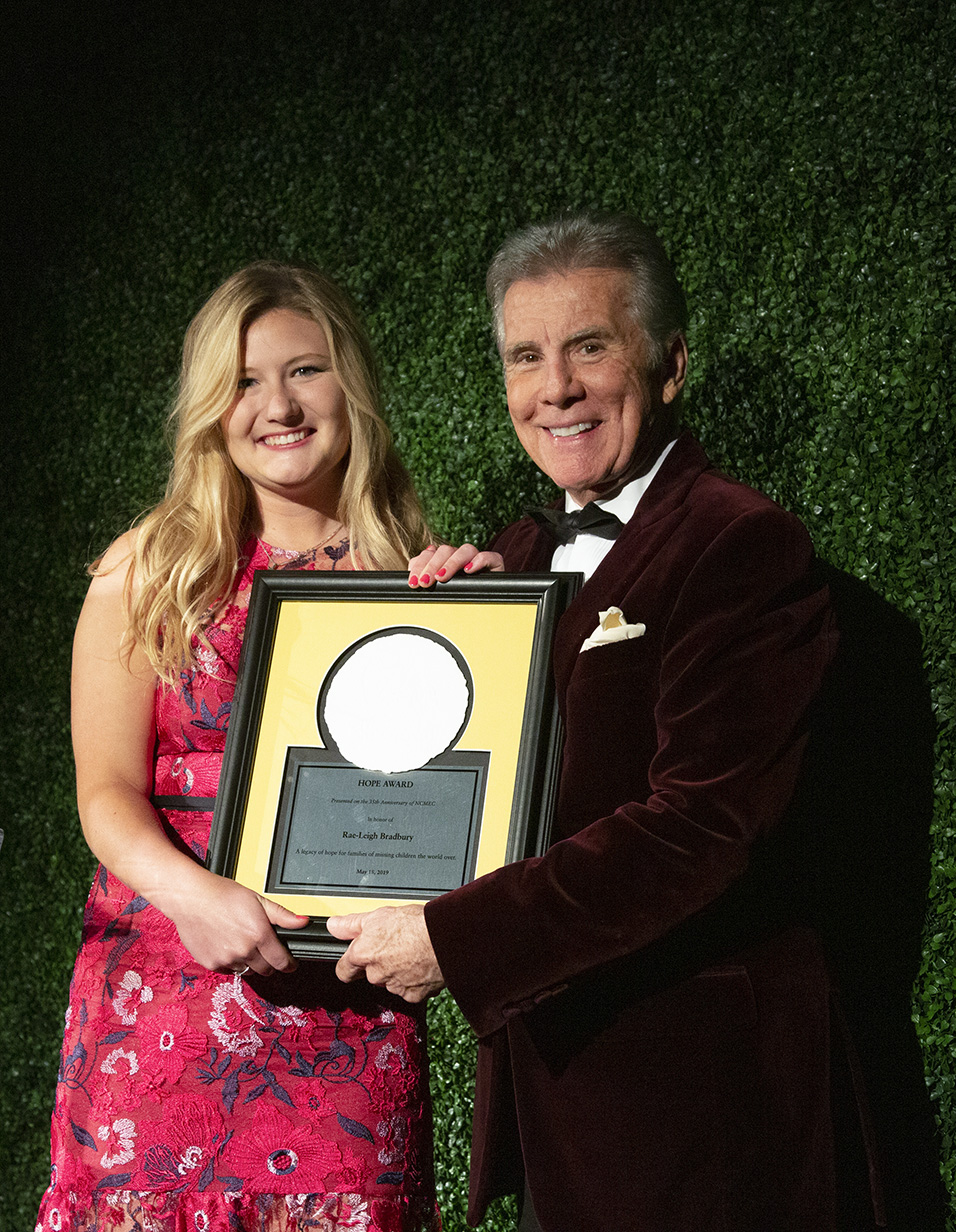 Rae Leigh Bradbury accepts her Hope Award
